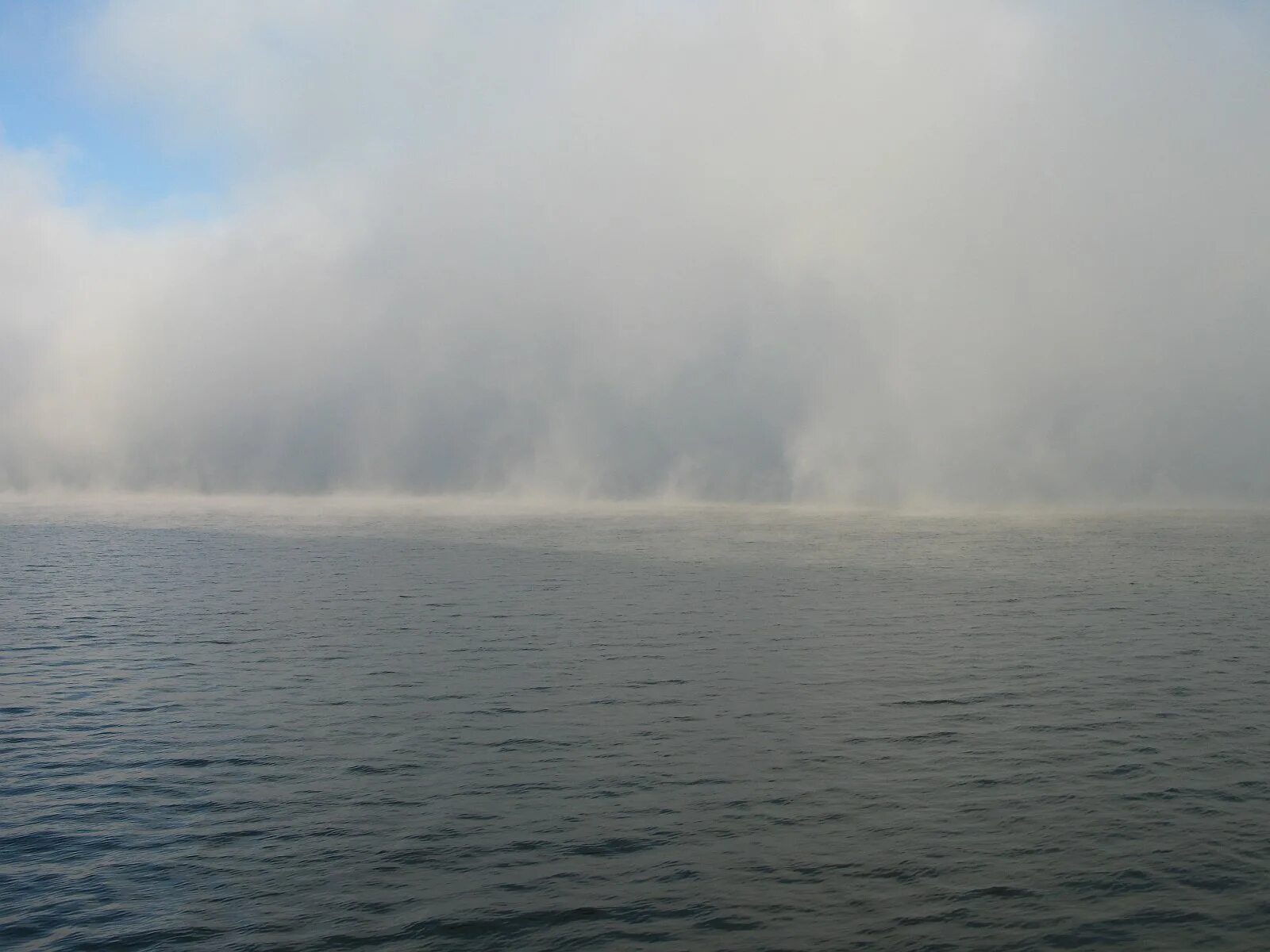 Океан и горы. Туманное море. Волны в тумане. Море скалы туман. Туман над морем.