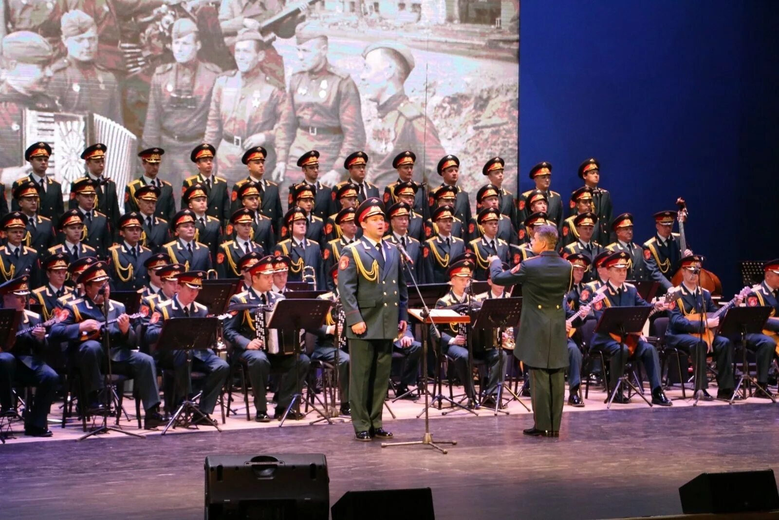 Видео исполнения хора. Ансамбль имени Александрова. Военный ансамбль имени Александрова. Хор ансамбля имени Александрова. Академический ансамбль армии имени а.в Александрова.