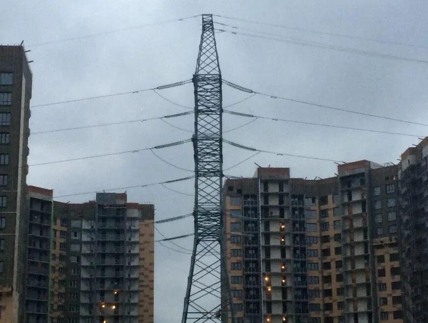 Лэп в митино. Лэп дом. Лэп в доме. Высоковольтная линия купчино. Участок под лэп.