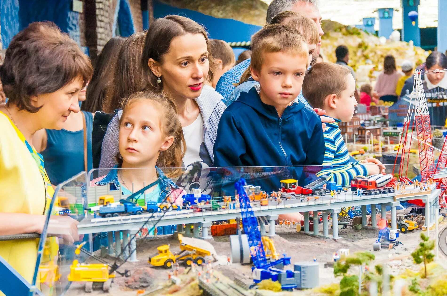 Мама детям спб. Дети на экскурсии. Экскурсии для детей в Санкт-Петербурге. Интересные экскурсии для детей в Москве. Дети экскурсии СПБ.