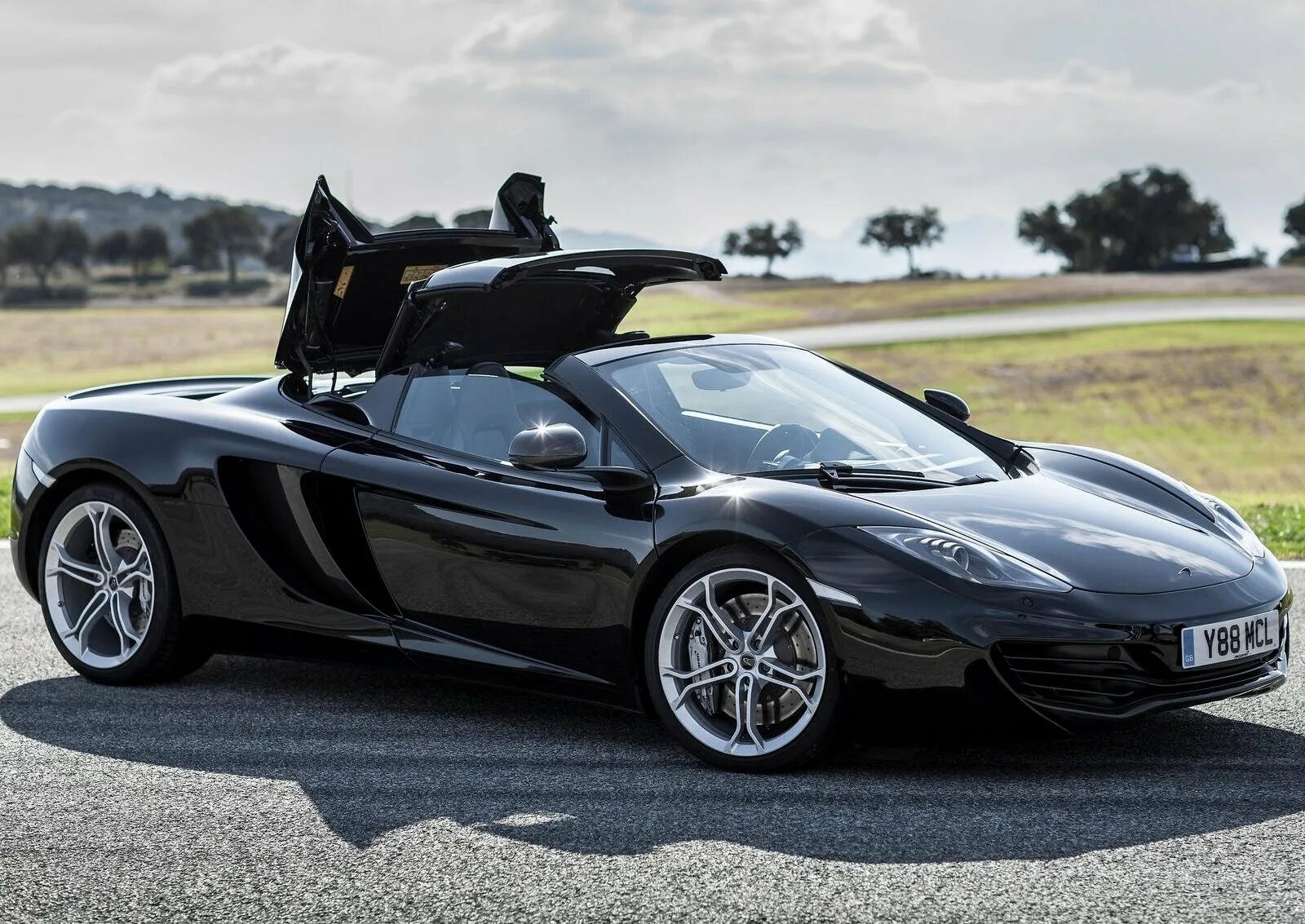 Какой спайдер. Макларен 12c Спайдер. Машина MCLAREN mp4-12c Spider. MCLAREN 12c. MCLAREN mp4-12c кабриолет.