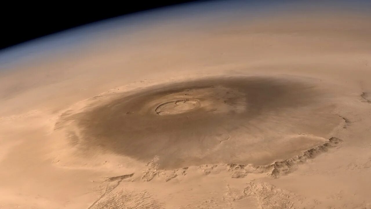 Самая высокая гора в солнечной системе находится. Гора Олимп на Марсе. Олимпус Монс на Марсе. Вулкан Olympus Mons. Вулкан Олимп на Марсе.