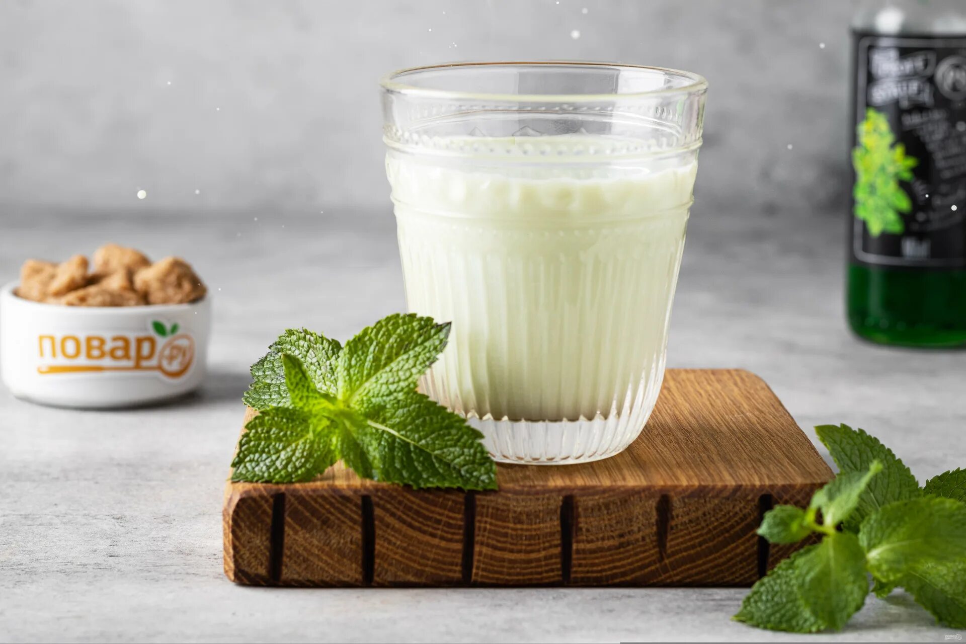 Мятный милкшейк. Камац мацун. Milkshake design. Мятный молочный коктейль. Коктейль мятное молоко.
