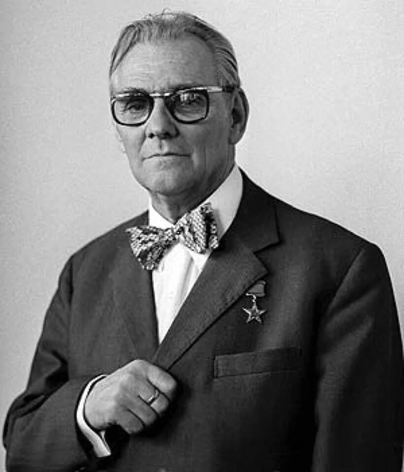 Вучетич евгений викторович скульптуры. Герасимов портрет вучетича. Скульптор е вучетич. Вучетич евгений викторович 1908 1974 скульптор-монументалист. Евгений викторович вучетич воин освободитель.