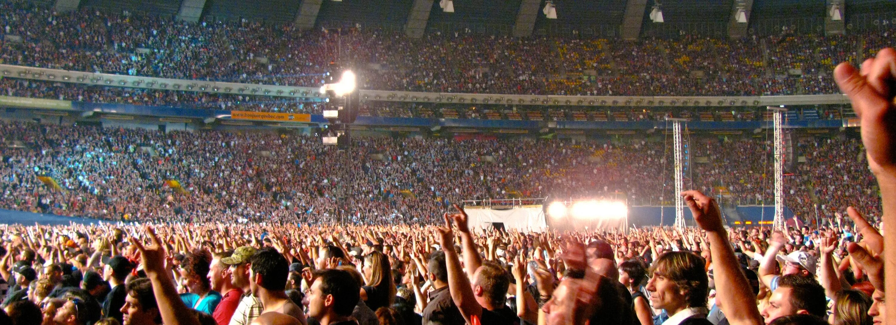 Сколько зрителей было на концерте. AC DC концерт 2009. АС ДС концерт стадион. Концерт AC DC 2009 River. Толпа на стадионе.