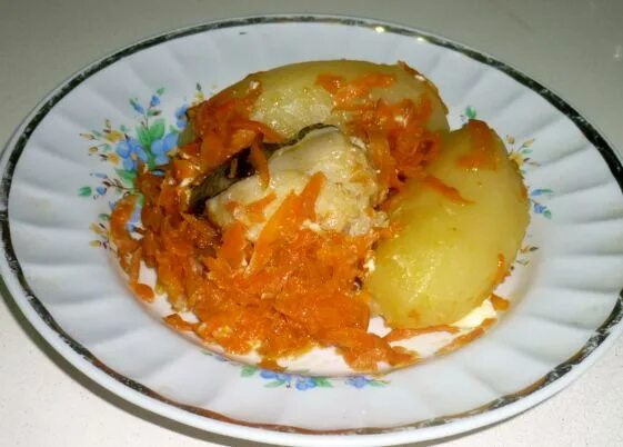 зубатка запеченная с картошкой. зубатка запечённая с кабачками. плов с зубаткой рецепт. зубатка запеченная в духовке. сом с печёным картофелем.