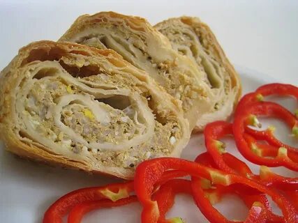 Мясо с луком в слоеном тесте