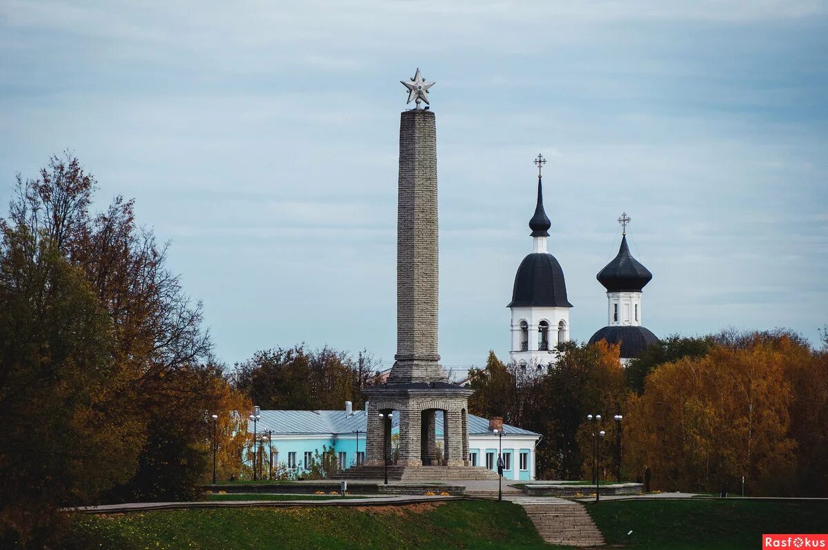 Крепость великие луки. Великолукская крепость Великие Луки. Памятник на крепости Великие Луки. Обелиск и крепость Великие Луки. Памятник Обелиск великих Луках.