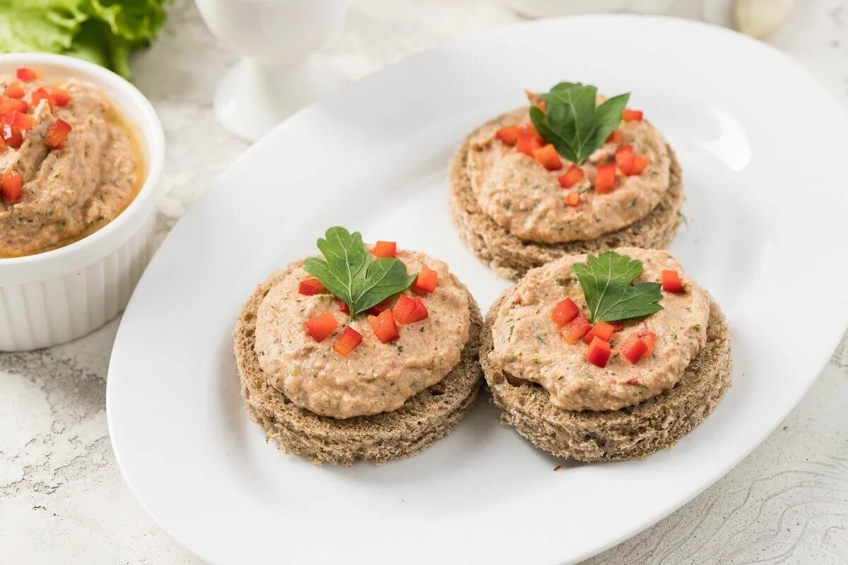 Яйца с паштетом из печени. Паштет из тунца. Паштет закусочный. Бутерброды с печеночным паштетом. Тарталетки с паштетом.