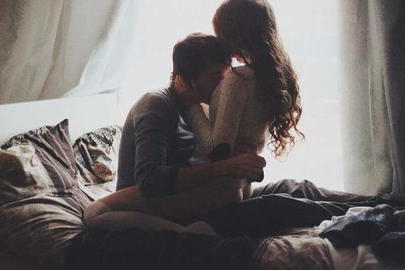 Парень и девушка. Объятия на коленях. Пара на коленях. Целует сидящую. Объятия сидя.