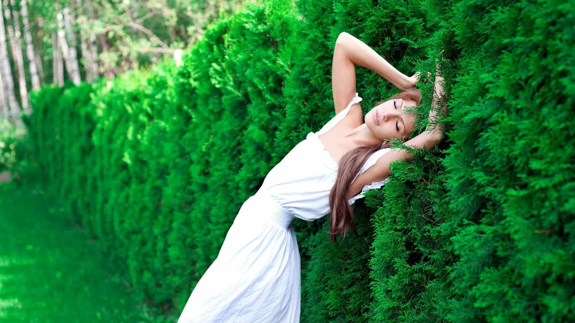 Фото девушки под. Фотосессия в зелени. Девушка природа зеленое платье. Фотосессия девушки на природе. Фотосессия на фоне зелени.