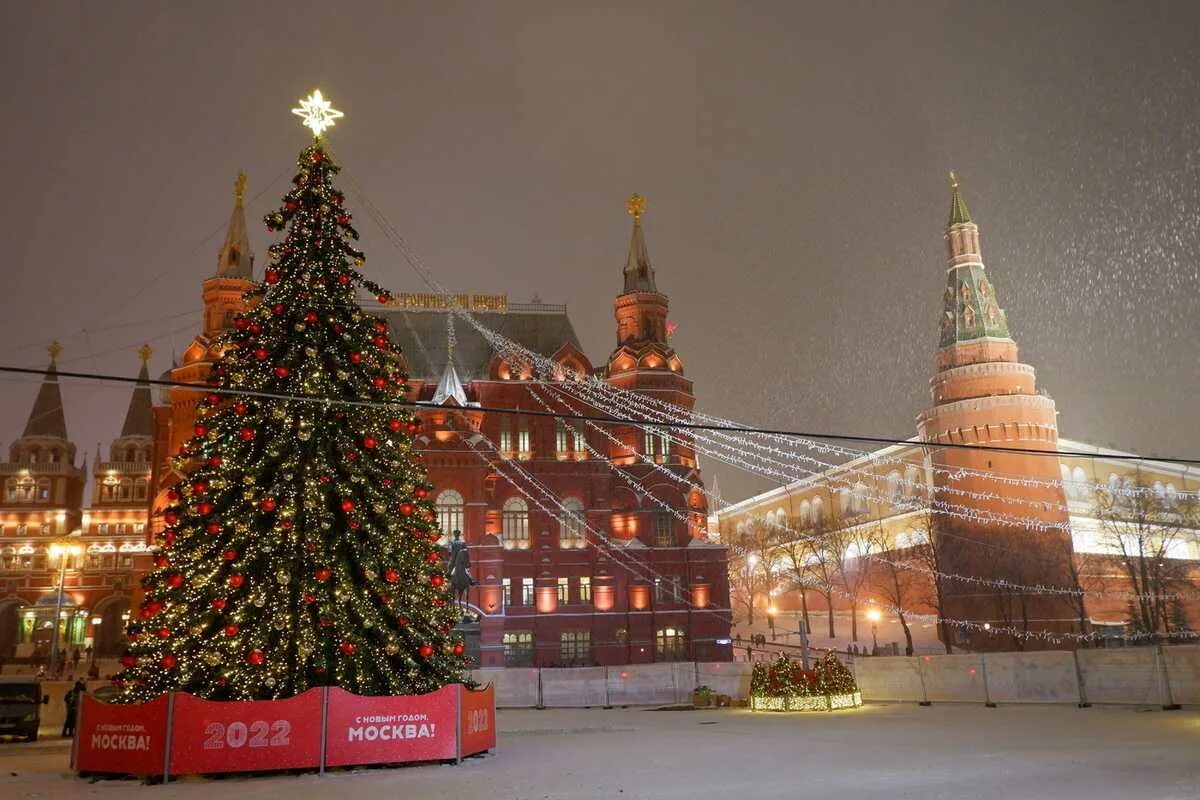 Елка в москве. Елки москвы 2024. Москва кремлевская елка 2022. Белые елочки в москве в парке. Высота елки в москве.