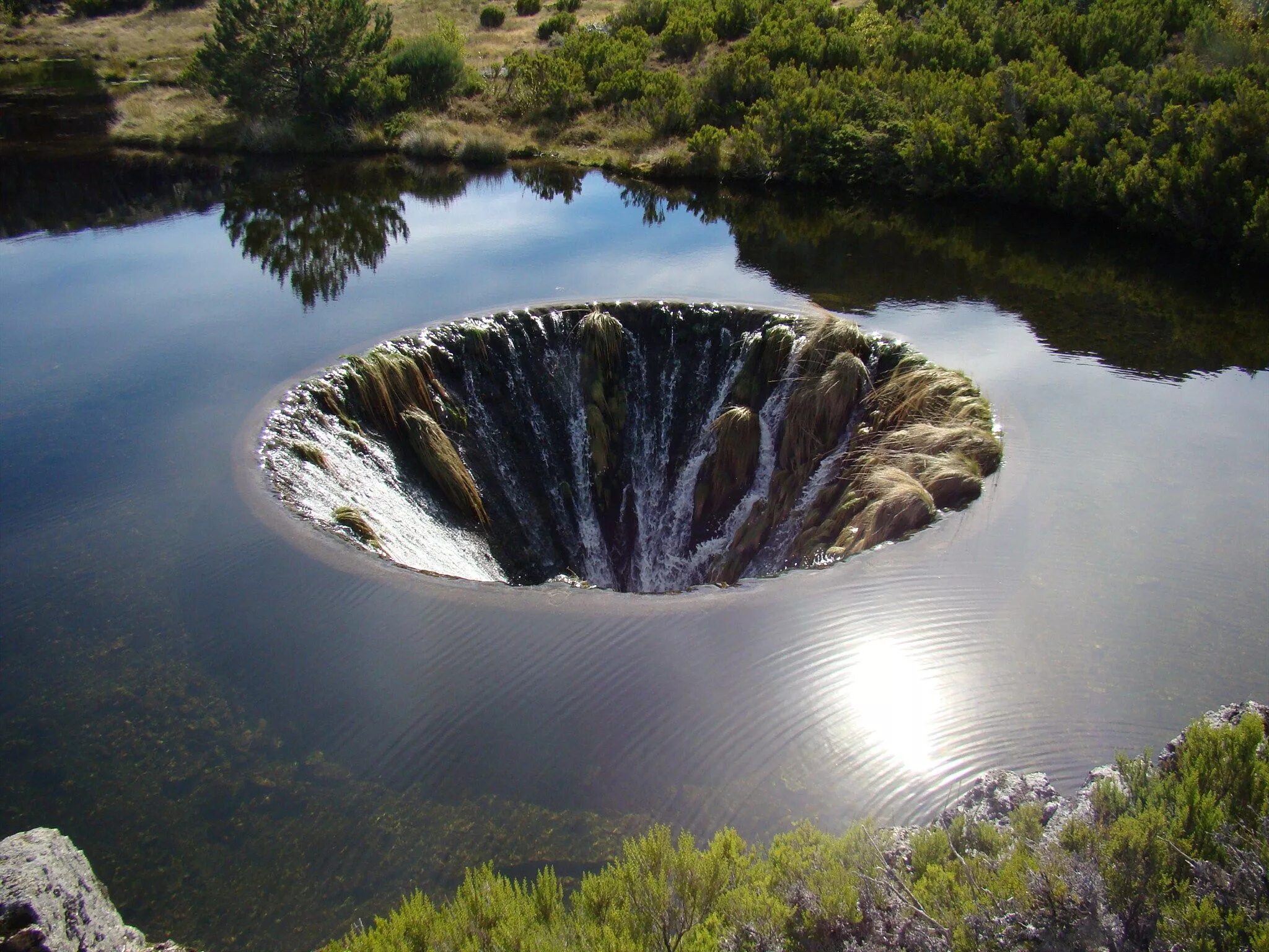 Невероятные р. Озеро Кончос. Дырявое озеро Кончос Португалия. Водохранилище Кончос в Португалии. Карстовая дыра, гора Серра-да-Эштрела.