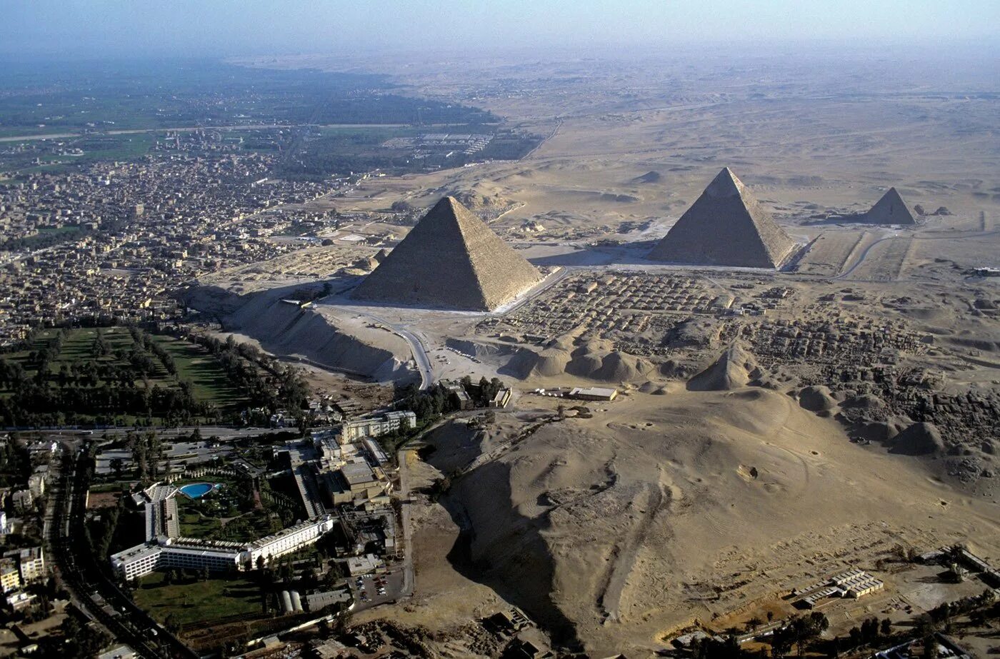 В какой стране находятся пирамиды. Пирамида Хеопса Каир. Пирамиды Гизы (Каир). Пирамида Гиза Египет. Долина Гизы Египет.
