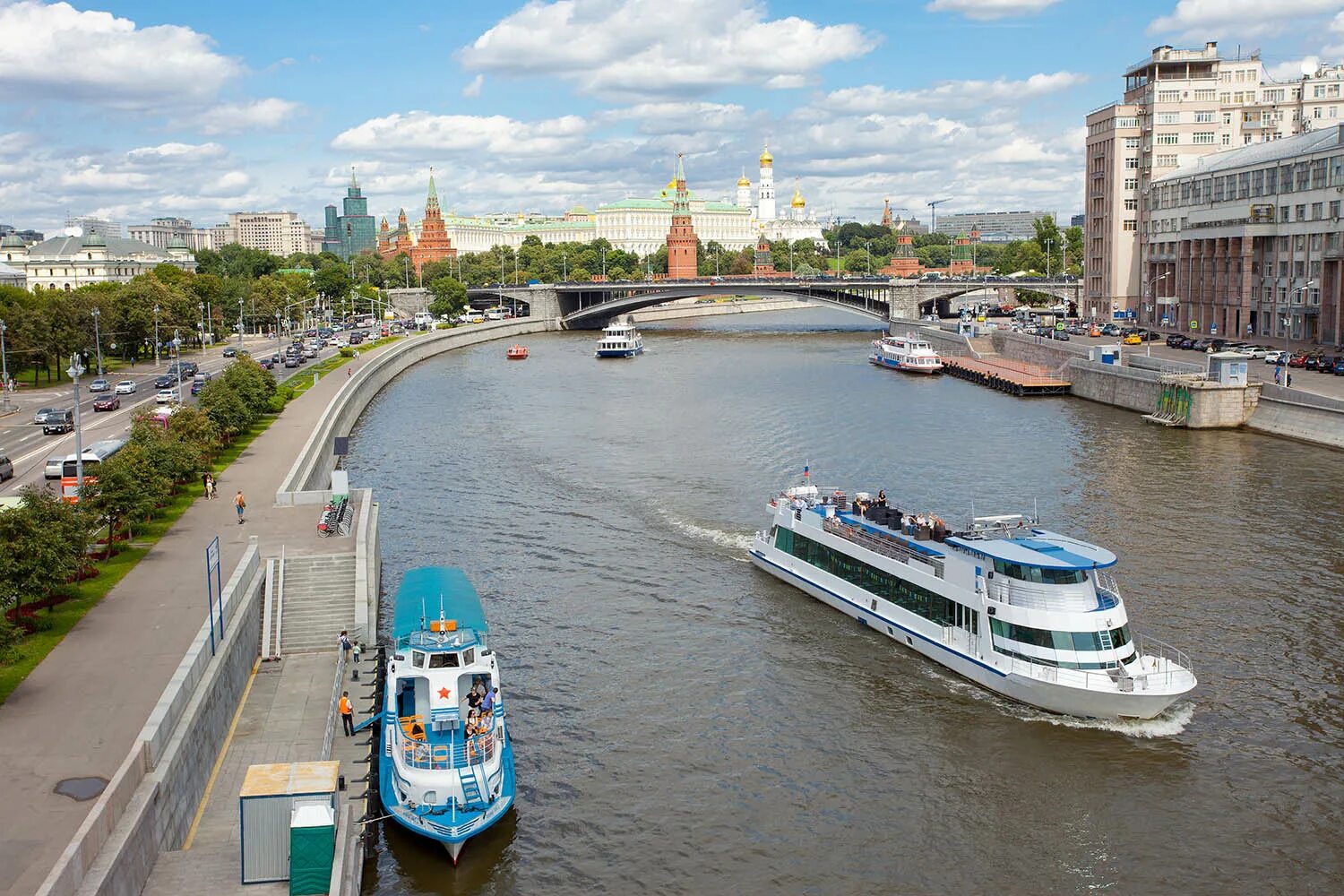 Речной центр москва. Киевский причал Москва. Киевский вокзал причал Москва. Киевский вокзал причал прогулка по Москва-реке. Речные прогулки от Киевского вокзала.