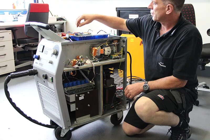 Обслуживание сварочного оборудования. Ремонт сварочных аппаратов. Обслуживание сварочного оборудования. Оператор аппарата сварки оборудование. Сварочный аппарат поломка.