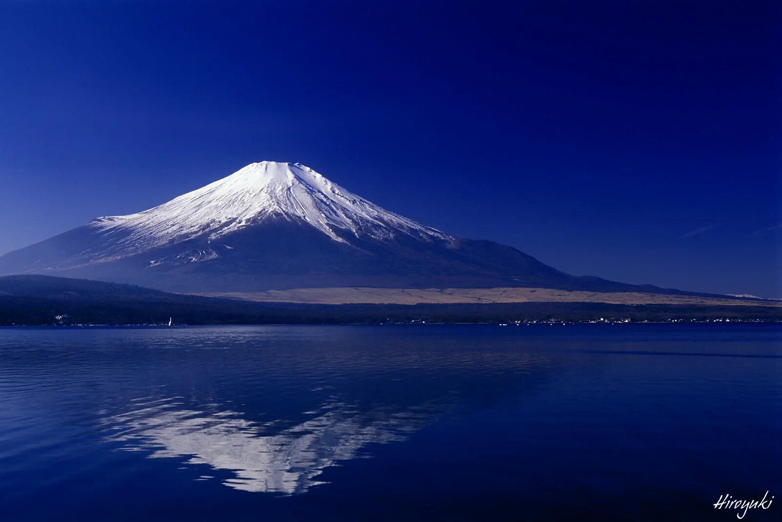 Гора Фудзи. Озеро Яманака Япония. Фудзи-Хаконэ-Идзу. Гора Фудзи волна. Фудзи это