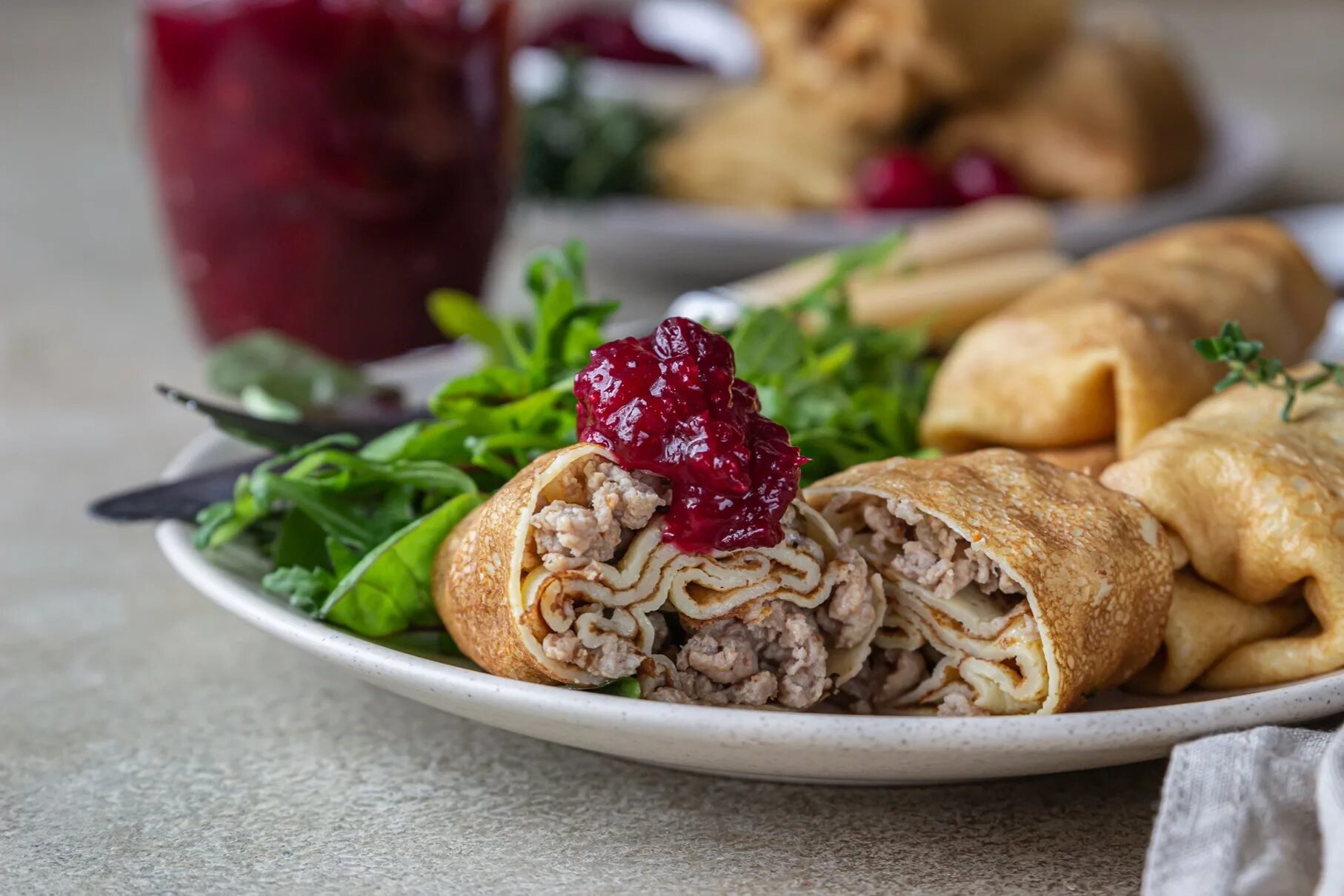 Чем зафаршировать блины. Блинчики с мясом. Блинчики с фаршем. Блины фаршированные. Блинчики с начинкой.