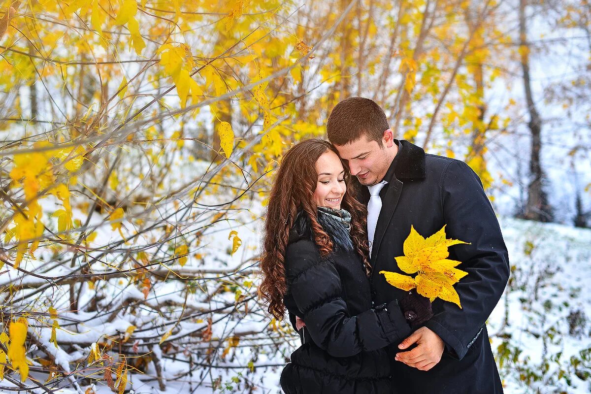 Влюбленные осенью. Поздняя осень любовь. Первый снег любовь. Ноябрь любовь. День из жизни пары их первый месяц