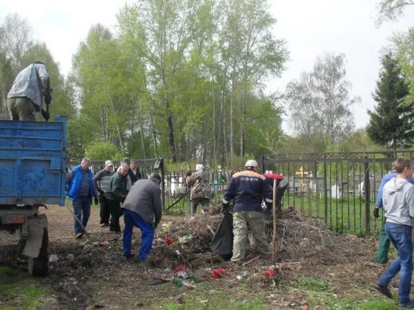 Субботник на территории кладбища. Уборщик территорий кладбища. Кладбище весной. Уборка мест захоронений. Благоустройство территории кладбища.