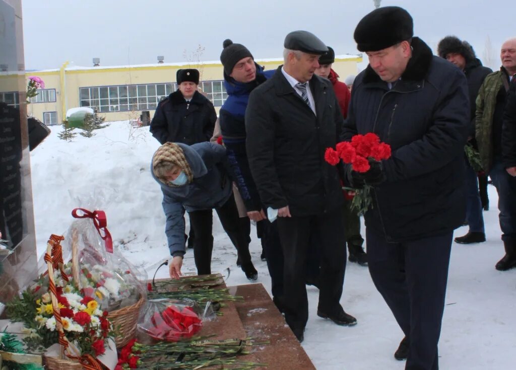 Новости сорочинска оренбургской. Возложили цветы к памятнику черный тюльпан. Памятник чёрный тюльпан г Сорочинске. 15 Февраля афганцы у памятника. Вывод войск из Афганистана возложили цветы.