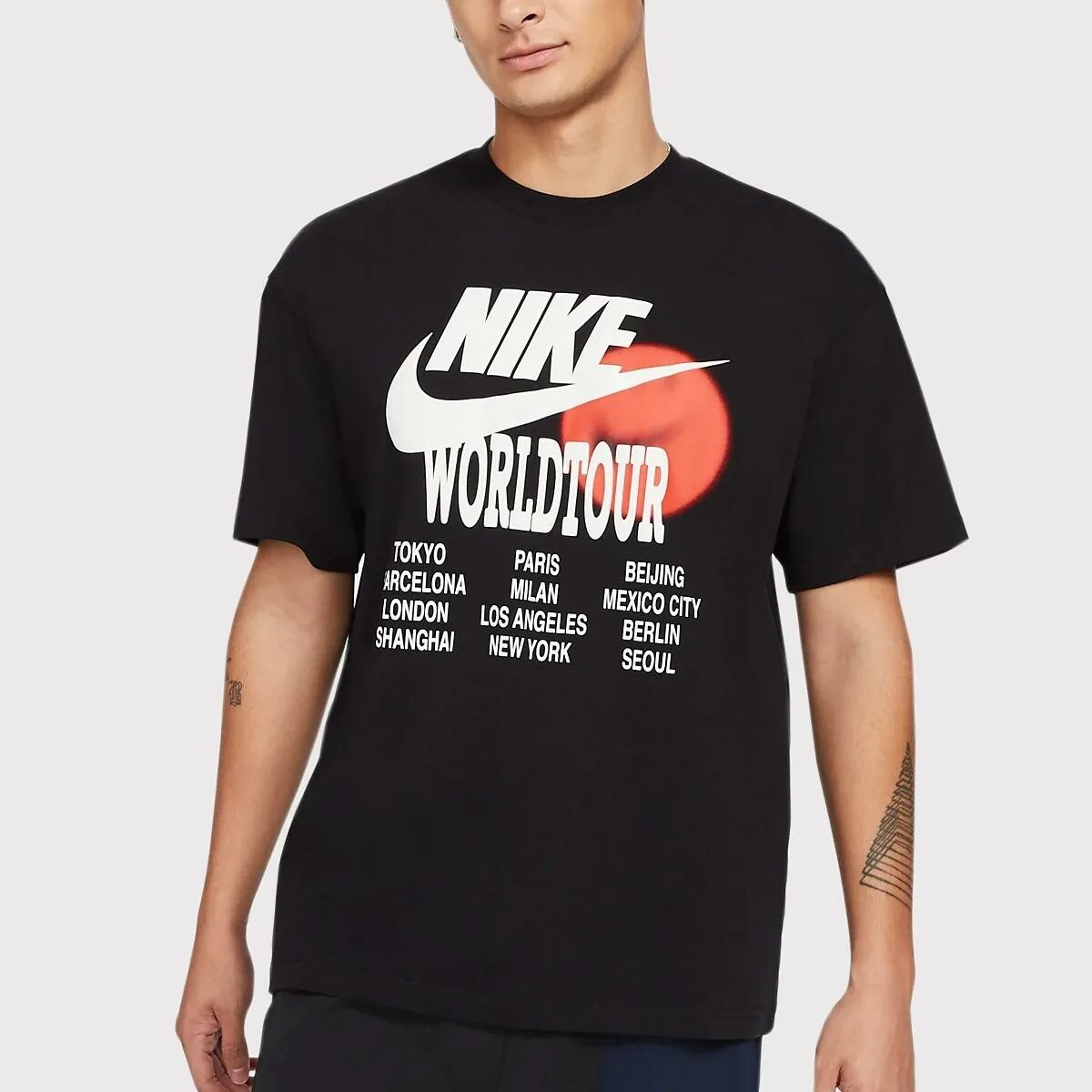 Ss world tour купить. Hoodie Nike World Tour Black. Nike World Tour t Shirt. Найк World Tour футболка. Футболка Nike NSW Tee World Tour.