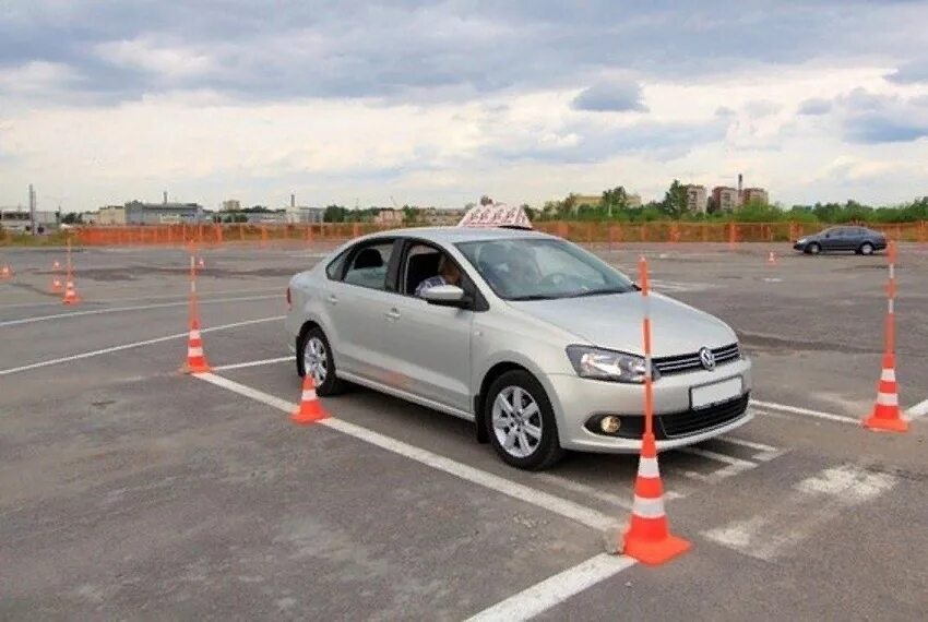 Парковка автомобиля автошкола. Парковка гараж 90 градусов задним ходом. Курсы парковки и вождения москва. Параллельная парковка схема выполнения с машинами. Курсы парковки и вождения москва.