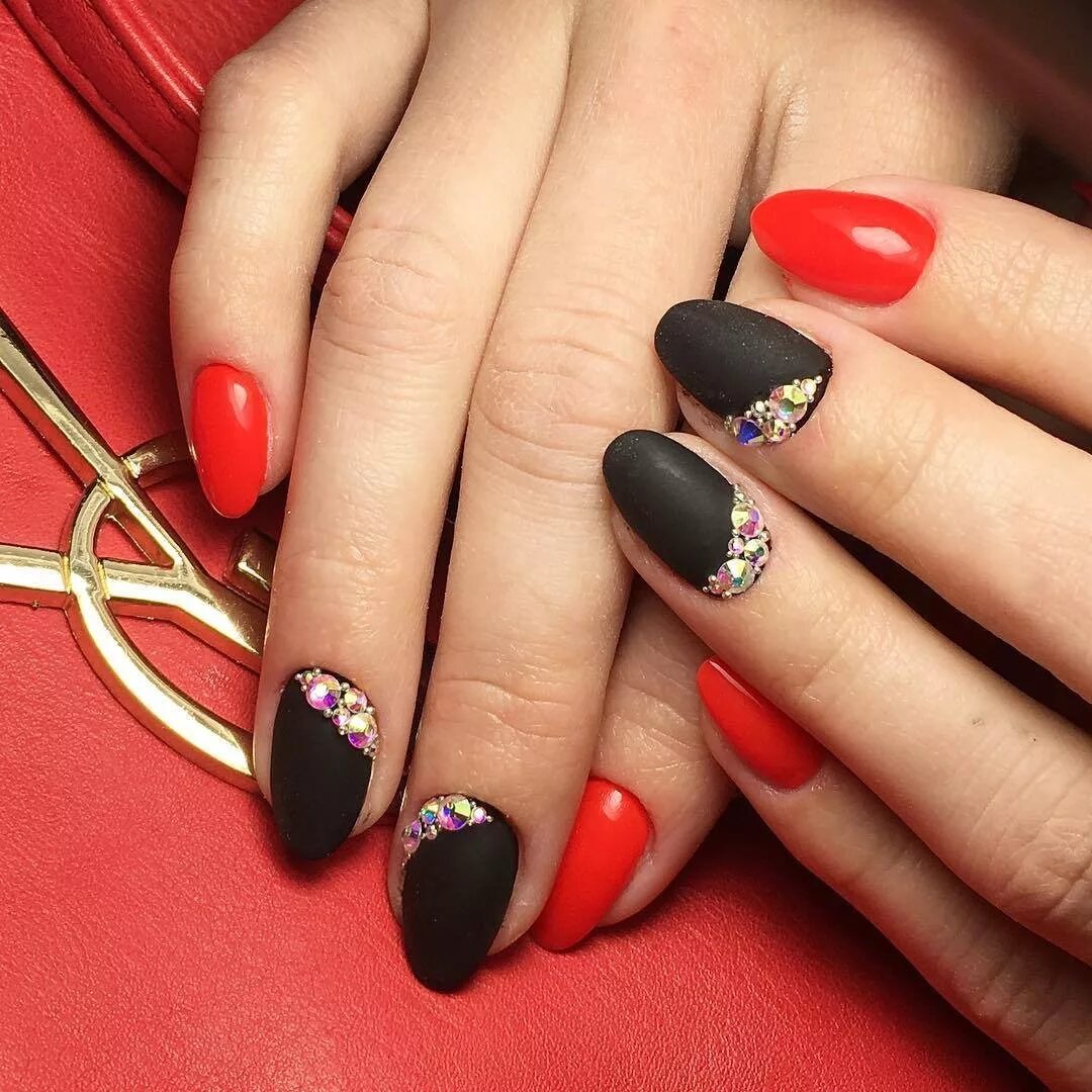 Идеи черно красного маникюра. Маникюр красный с черным. Идеи черно красного маникюра. Красные ногти. Идеи черно красного маникюра.
