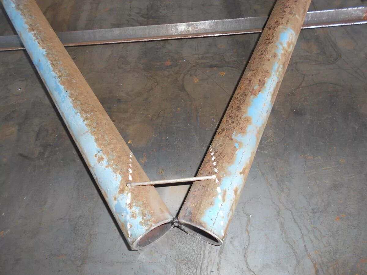 Стык швеллера 45 градусов. Сварка швеллер тавр 90 градусов. Сварка профильной трубы под углом 45 градусов. Сварка профильной трубы угол 90 градусов. Сварка швеллера под углом 45 градусов.