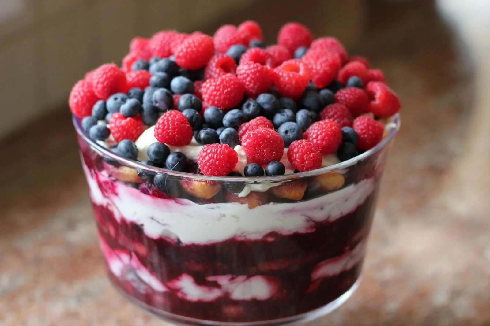 ягодное желе. малиновый тирамису. быстрые рецепты из ягод. ягоды блюла. что можно приготовить из ягод картинки.