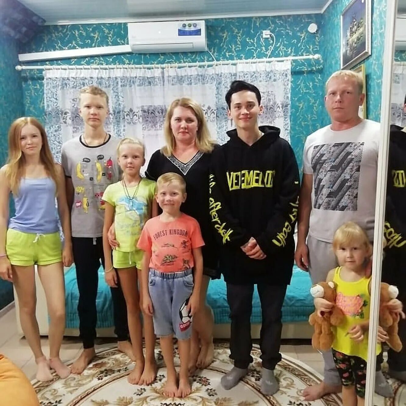 Родители через 5 лет. Семья дани милохина. приёмная семья дани милохина. родители дани милохина. отец дани милохина.