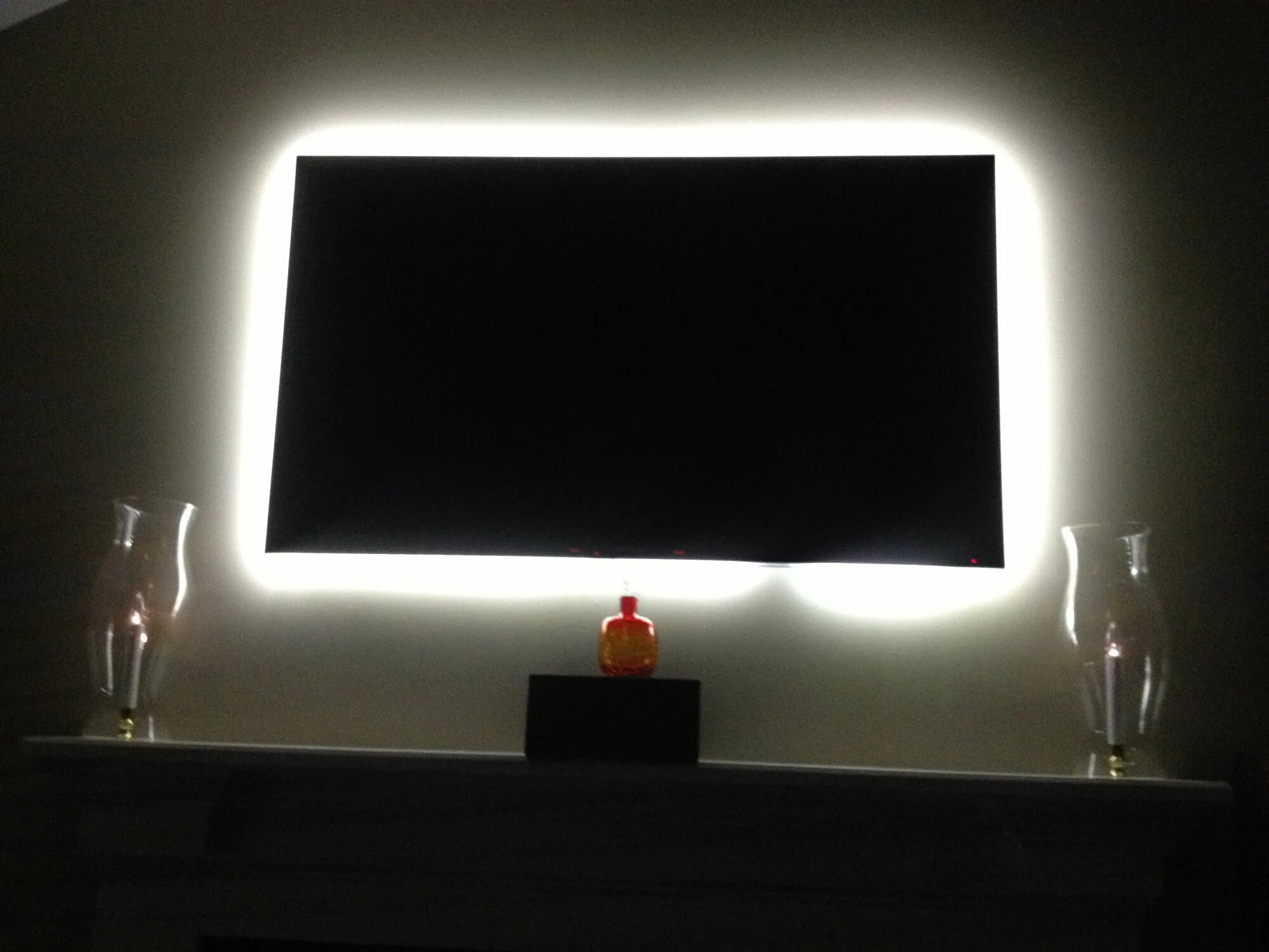 Включи лампа телевизор. Led Backlight TV телевизор. Фоновая подсветка для телевизора. Телевизор с задней подсветкой.