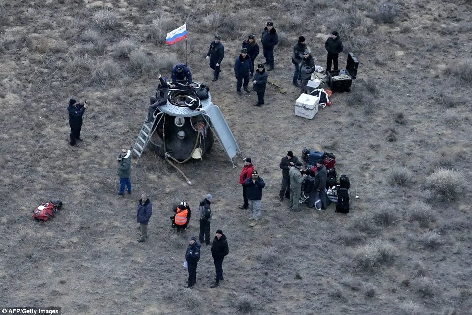 Где приземлился космонавт. Приземление космонавтов. посадка космонавтов. приземление космонавтов на землю. капсула космонавтов после приземления.