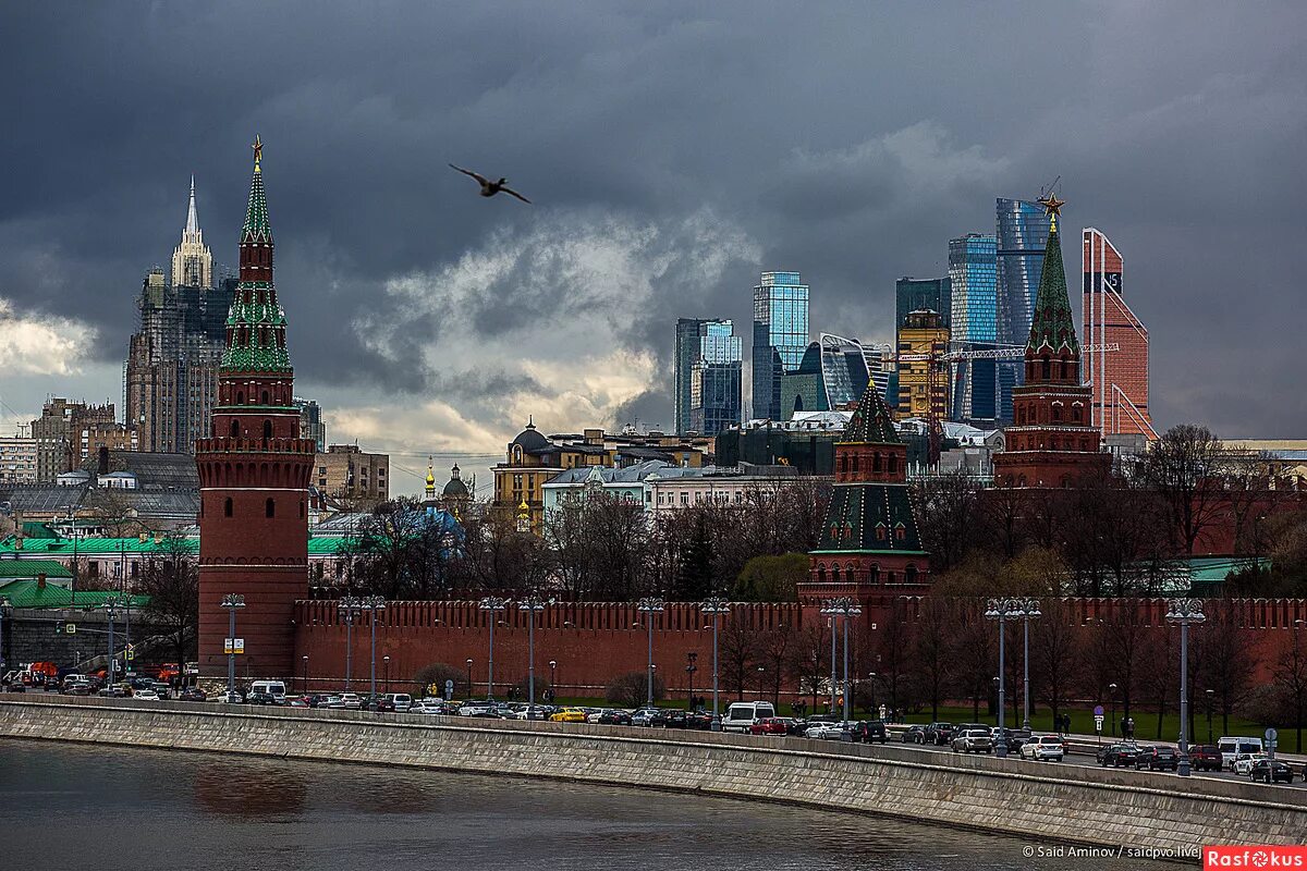 Сутки москва. Москва Кремль и Москоу Сити. Вид Кремля с Москоу Сити. Кремль на фоне Москва Сити. Вид на Москов Сити и Кремль.