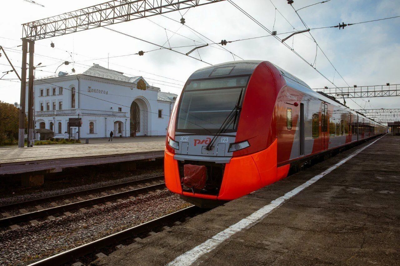 Санкт петербург великий новгород ласточка купить билет. Ласточка Великий Новгород Санкт-Петербург. Ласточка СПБ Новгород. Поезд Ласточка СПБ Великий Новгород. 7003м поезд Ласточка СЗППК.