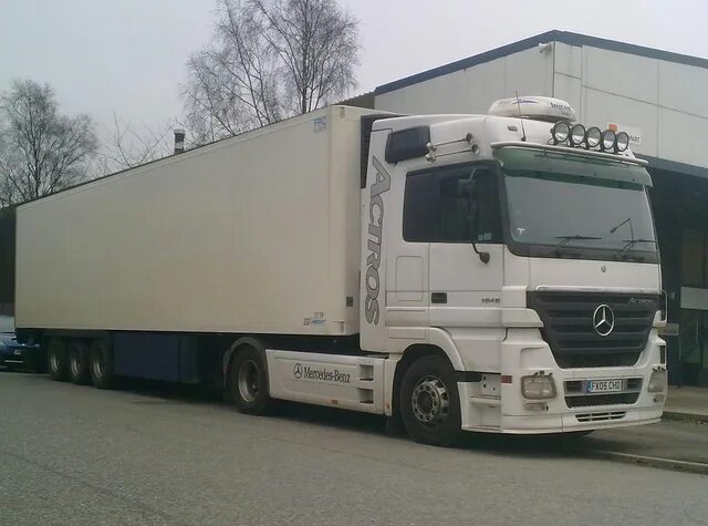 Mercedes-Benz Actros 1854 2002 года выпуска. Фото 1. VERcity