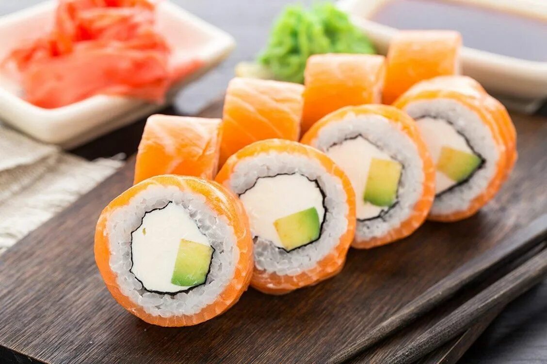 Роли фото. Филадельфия роллы. Ролл Филадельфия идеальный. Вкусные суши Филадельфия. Круглые роллы.