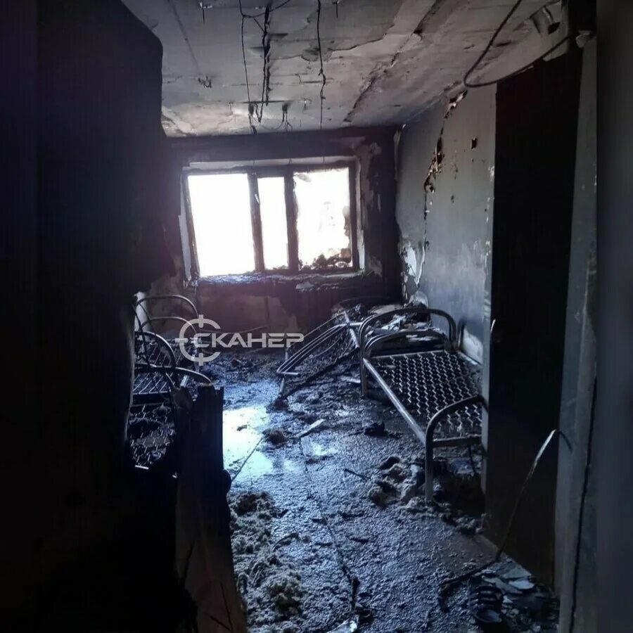 Хотя было уже поздно в комнате горела