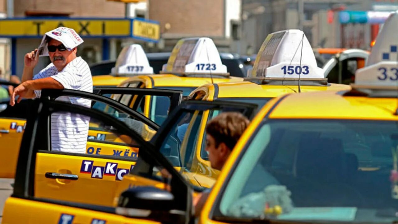 Сколько такси в сочи. Таксопарк Сочи. Такси чинят. Такси в мали. Три таксиста Сочи.