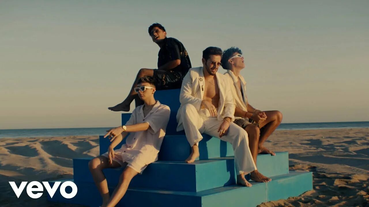 Вамос а ла плайя слушать. Песня vamos a la playa. Вамос а ла плайя. Ригнера бамос а ла плая слушать. Vamos фото.