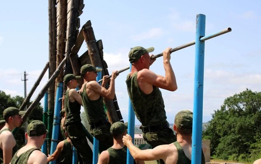 Подтягивания в армии. Физическая подготовка военнослужащих. Физическая подготовка в армии. Физо в армии.