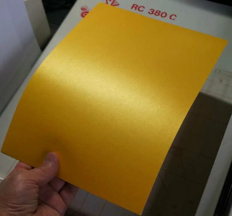 Самоклеющаяся бумага металлизированная а4. Металлизированная бумага для печати. Дизайнерская бумага золотистая. Золотая бумага для струйной печати. Глянцевая бумага а4 для струйного