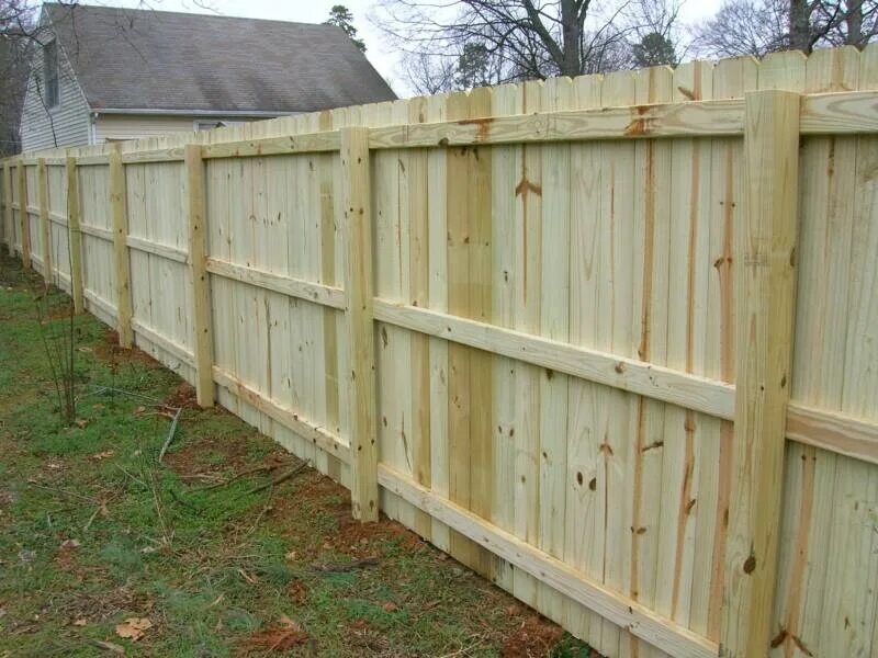 Забор из деревянных досок. Деревянный забор. Забор из досок. Деревянный забор. Дешевый забор для дачи.