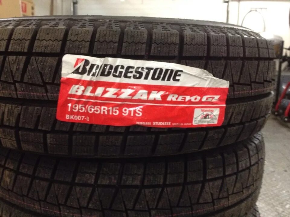 Бриджстоун близак липучка. Bridgestone Revo-GZ 84s. Bridgestone Blizzak Revo GZ 195/65 r15 91. Bridgestone 195/65r15 91s Blizzak Revo GZ. Купить bridgestone 195 65 r15