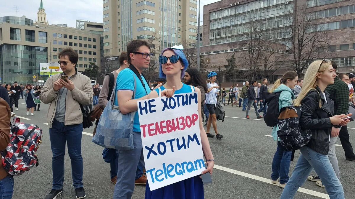 Современные феминистки. Движение свободу соскам. Немецкий рэпер коммунист. Свободу соскам. Задержания в москве с пикетами.