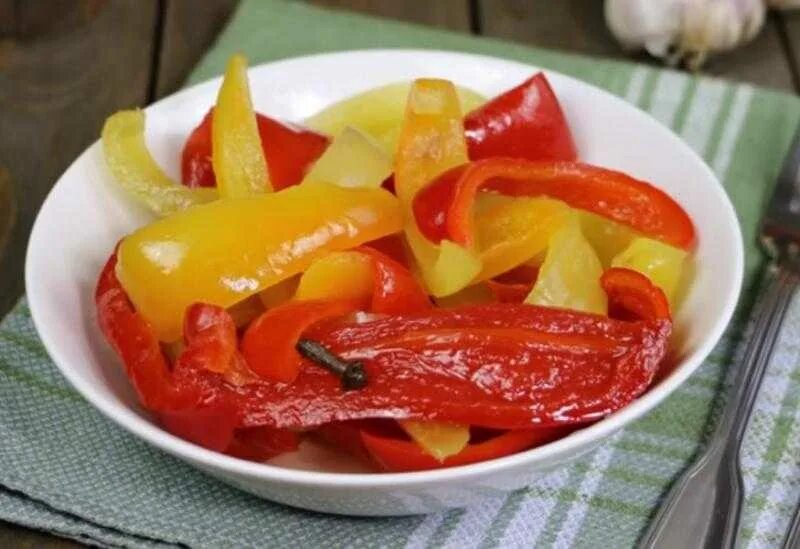 болгарский перец консервирование. перец болгарский целиком в маринаде. маринованный болгарский перец рецепт с фото. маринованный болгарский перец на зиму. консервация болгарского перца.