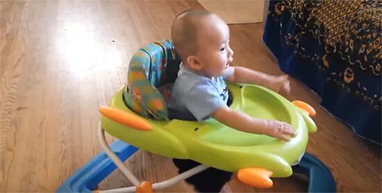 7 месяцев встает у опоры. 8 месяцев ребенку. Ребенок встает в кроватке. 7 месяцев ребенку. Первые шаги малыша.