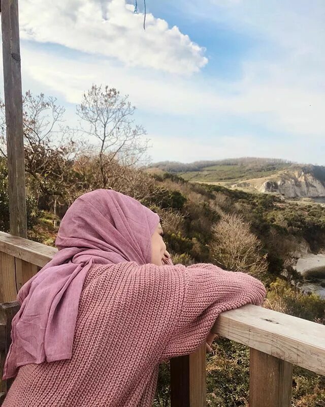 Мусульманка в лесу. Мусульманка в горах. девушка в хиджабе на природе. девушка в хиджабе в горах. печальная мусульманка.