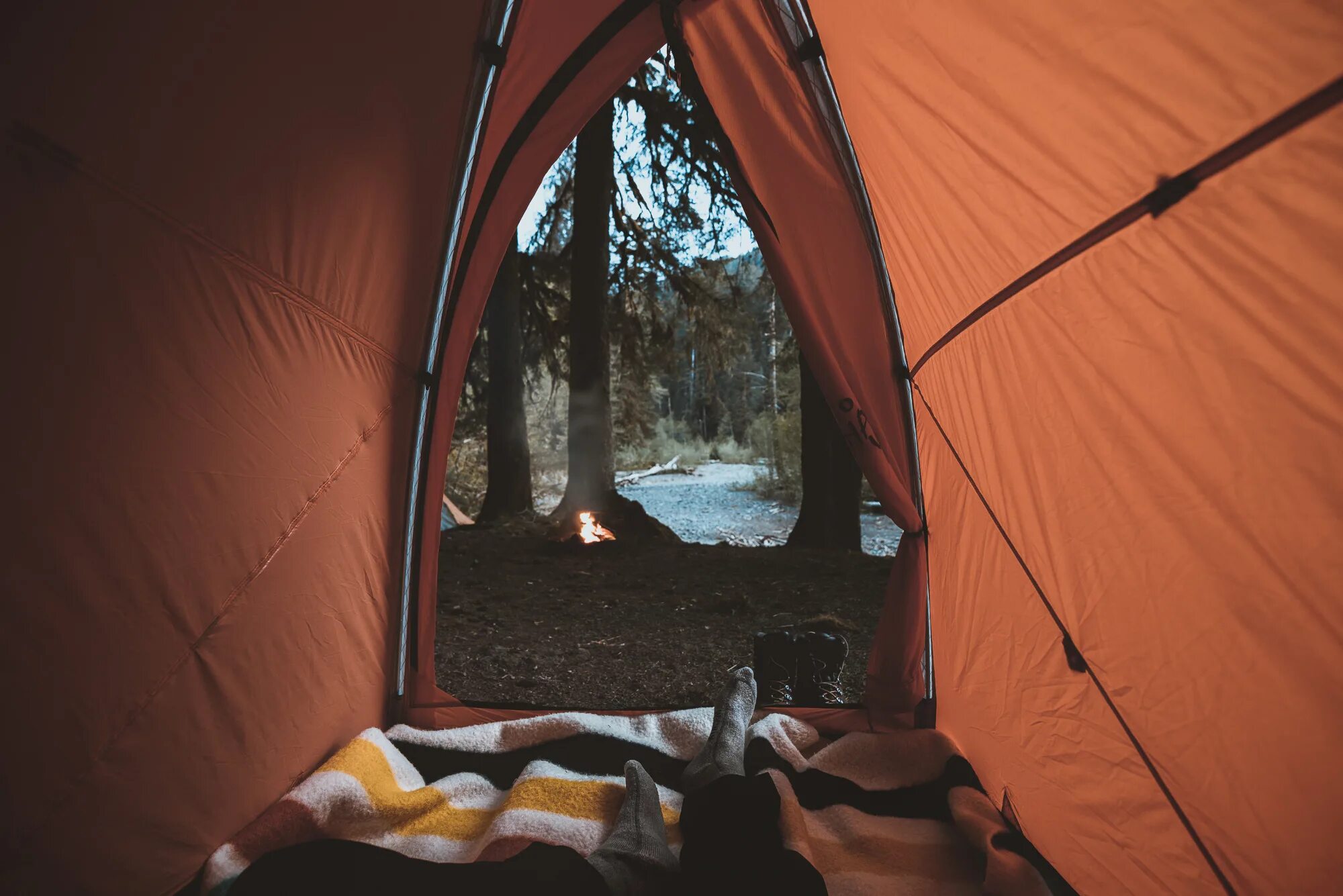 Где остановились на ночевку. Поход с палатками. Вид из палатки. Палатка палатка. Туризм с палатками.