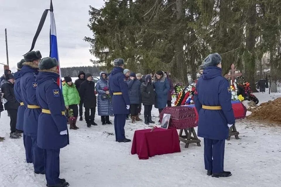 Прощание с экипажем в твери. Торжок прощание с погибшими. Похороны военнослужащего.